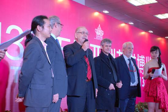 各国艺术家代表团团长盛赞亚艺博