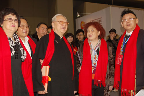 第三届亚洲艺术博览会策展人文文武陪领导参观